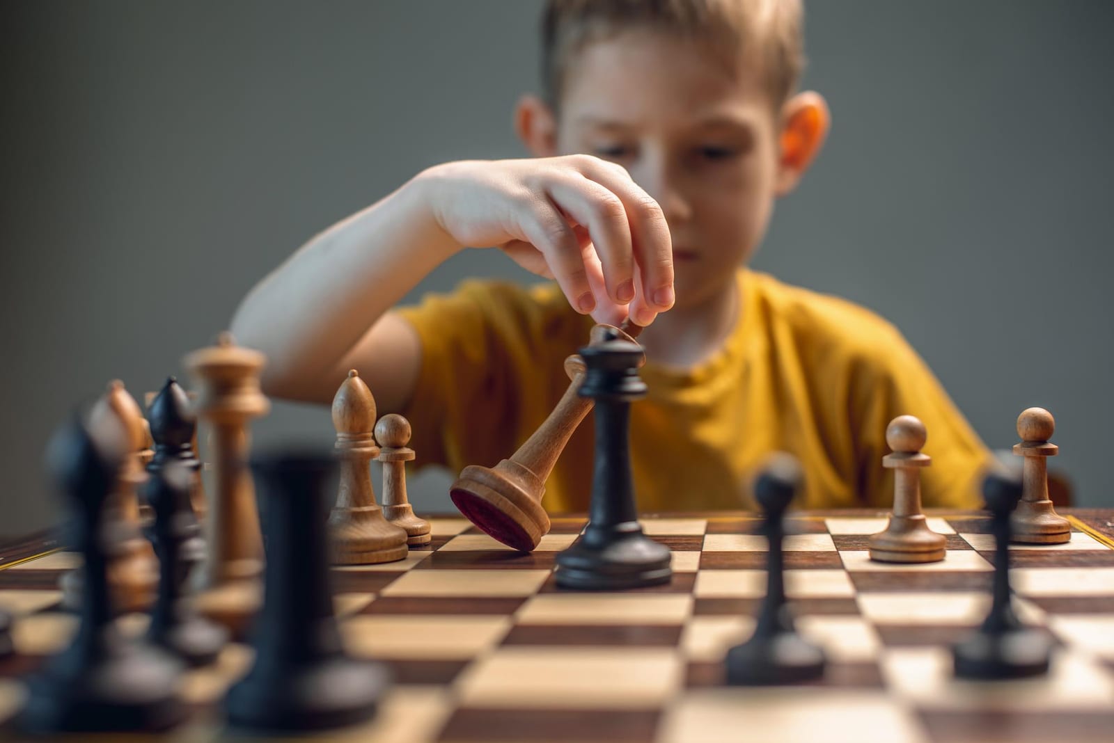 Mesa de torneio com tabuleiro, peças e relógio de xadrez em sala de competição